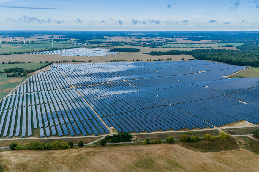 Dank eines Power Purchase Agreements mit Mainova bezieht ebm-papst Deutschland ab Januar 2025 seinen jährlichen Grundbedarf an Strom aus einem Solarfeld in der Uckermark.