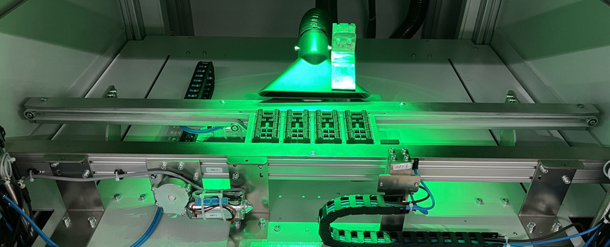 Mit der neuen Laserzelle können die Klemmen auf sieben unbeschriftete Basisklemmen reduziert werden, die der neue Laser direkt auf den Leiterplatten in Rekordzeit und in nur einem Vorgang beschriftet.