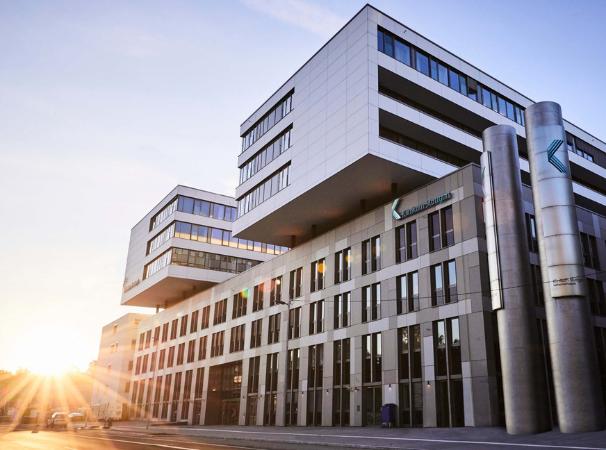 Bild 2 Das Klinikum Stuttgart entstand am 1. Juli 1999 durch den Zusammenschluss der städtischen Krankenhäuser Bürgerhospital, Katharinenhospital, Krankenhaus Bad Cannstatt und Olgahospital. In den Jahren 2022 und 2023 hat das Klinikum Stuttgart die Sportklinik Stuttgart, das Krankenhaus vom Roten Kreuz in Bad Cannstatt und die Sana Herzchirurgie Stuttgart übernommen. Es verfügt über mehr als 50 Kliniken und Institute in sechs organisatorischen Zentren. Mit über 2200 Betten ist das Klinikum Stuttgart das größte Krankenhaus in Baden-Württemberg.