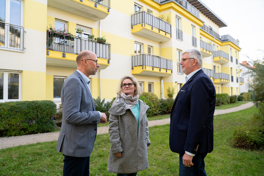 Wie Sandra Albrecht (mi.) von der EVM Berlin berichtet, hat sich die Jahresarbeitszahl zwischen 5,9 und 6,1 eingependelt. Entsprechend überzeugt ist Vorstand Torsten Knauer (re.) von der Lösung. Damit haben sich auch die Prognosen von Patrick Faika (li.) von Stiebel Eltron in der Praxis bestätigt.