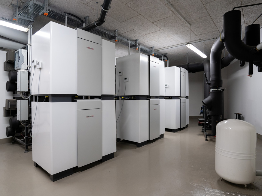 Die sechs Sole/Wasser-Wärmepumpen stellen fast 400 kW Heizleistung zur Verfügung. Als Wärmequelle dient die Abwärme der öffentlichen Abwasser-Druckleitung, die in der angrenzenden Straße verläuft.