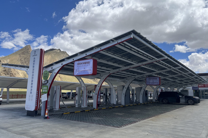 Die höchste solarbetriebene Supercharging-Station der Welt am Everest.
