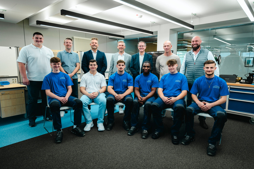 Die aktuellen Auszubildenden im Gewerk Elektrotechnik im Bereich Facility Solutions (vordere Reihe) freuen sich gemeinsam mit Niklas Wiegand, CEO Engie Deutschland (hintere Reihe, 3. v. r.), und dem Führungsteam über die topmoderne Ausbildungswerkstatt.
