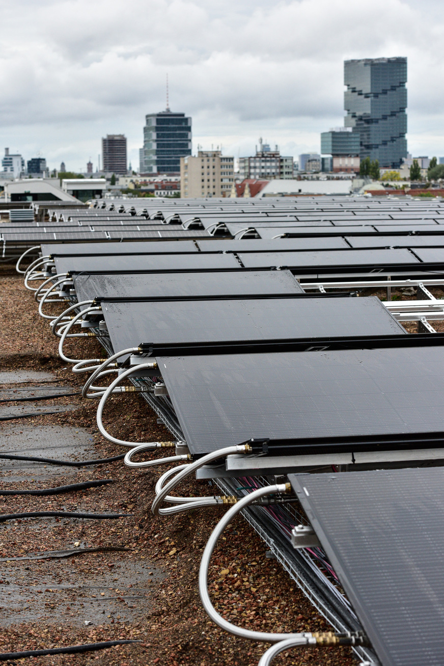 In Berlin entsteht aktuell die größte PVT-Anlage Deutschlands mit rund 1300 m2 Solink-Kollektorfläche auf dem Dach der Dockyard Waterfront Offices, die im Rahmen der 30-Jahr-Feier besichtigt werden konnte.