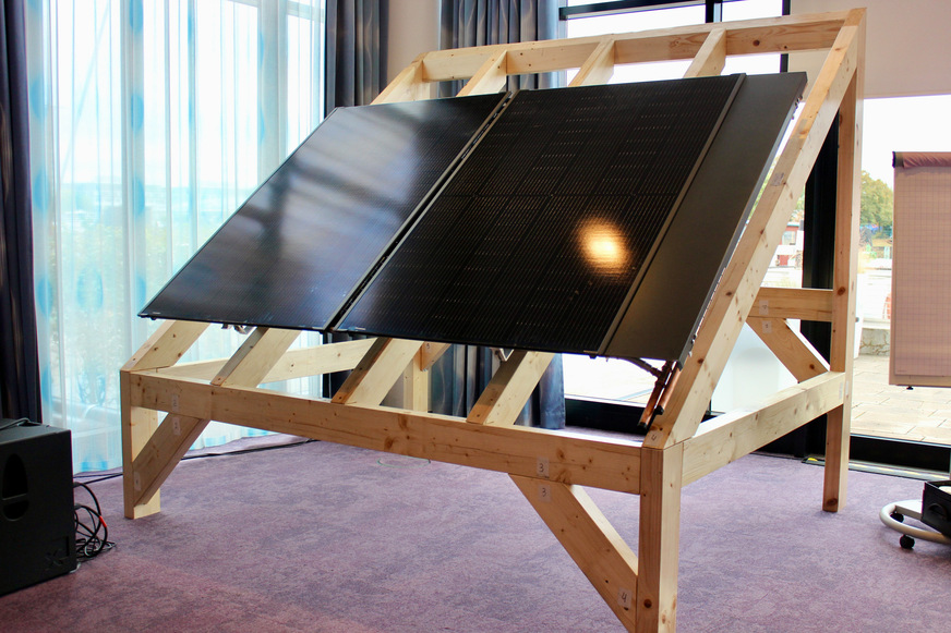 Der Solink PVT-Wärmepumpenkollektor war vor Ort auf einer Dachkonstruktion aufgebaut.