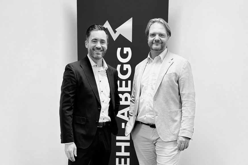 Thorsten Hartl (links) wird von seinem Vorgänger Kurt Kerschbaummair bei Ziehl-Abegg in Österreich willkommen geheißen.