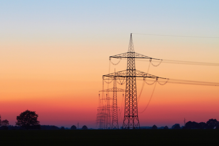 Das Strom-Netzentgelt wird vom Anschlussnetzbetreiber erhoben. Es enthält die Kosten aller vorgelagerten Netzebenen. Bei Haushaltskunden ist im Normalfall der vertragliche Energielieferant der Netznutzer und preist das von ihm nicht beinflussbare Netz(nutzungs)entgelt in seine Liefertarife ein.