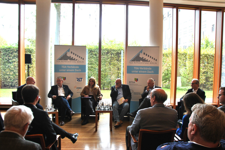 Auf dem Podium (v.l.n.r.): Moderator Ernst Frank Ernst, Helmut Kleebank MdB, Christina-Johanne Schröder MdB, Olaf in der Beek MdB, Jan Opländer und Udo Jung