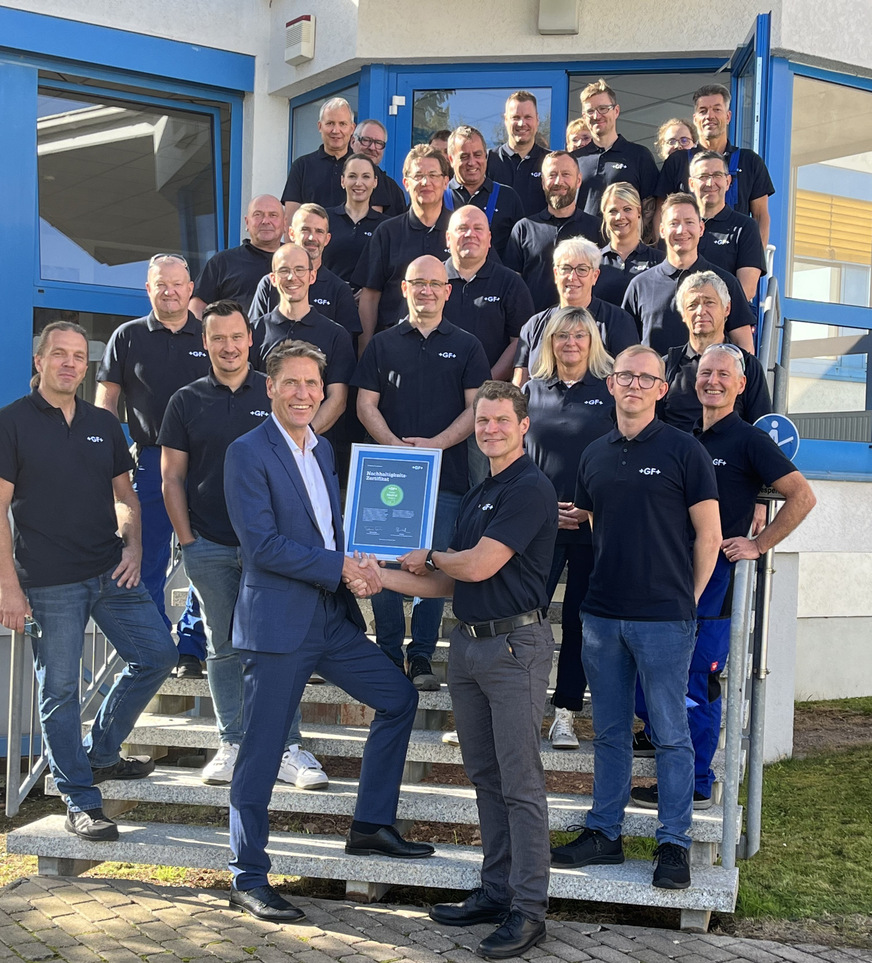 Teamleistung Klimaneutralität in Zella-Mehlis: Thomas Fuhr, Chief Technology Officer, GF Building Flow Solutions (erste Reihe links) und Tobias Ryll, Werksleiter Zella-Mehlis, GF Building Flow Solutions (erste Reihe rechts).