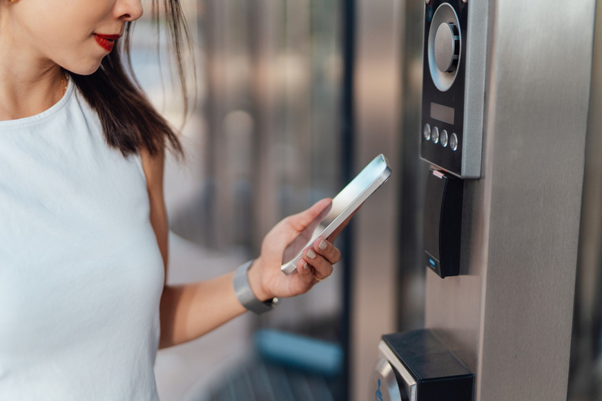 Bild 4 Der Zutritt über berührungslose Kontrollsysteme – zum Beispiel über Smartphones und andere Mobilgeräte – ist eine sichere und komfortable Option.