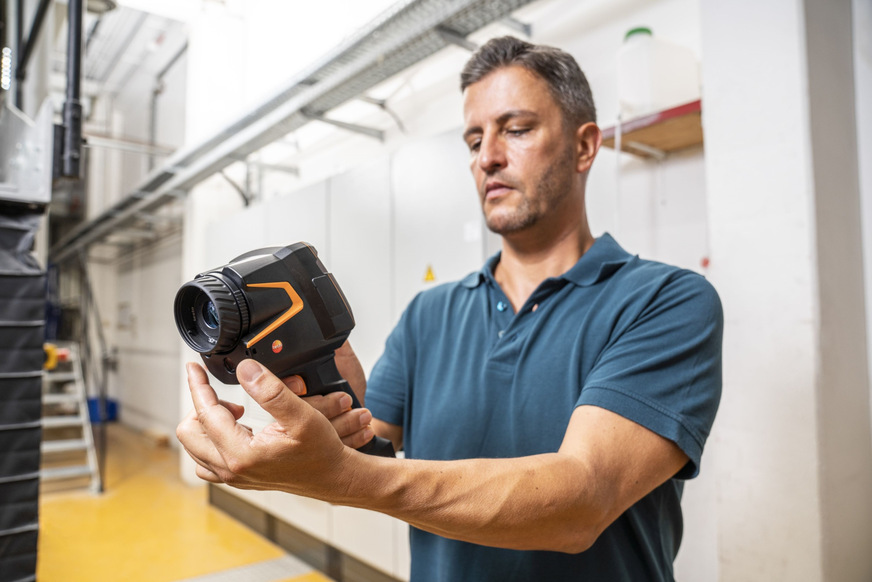 Bild 4 Die Inspektion technischer Anlagen setzt hoch auflösende Thermografie-Kameras mit einer präzise fokussierbaren Kameraoptik voraus.