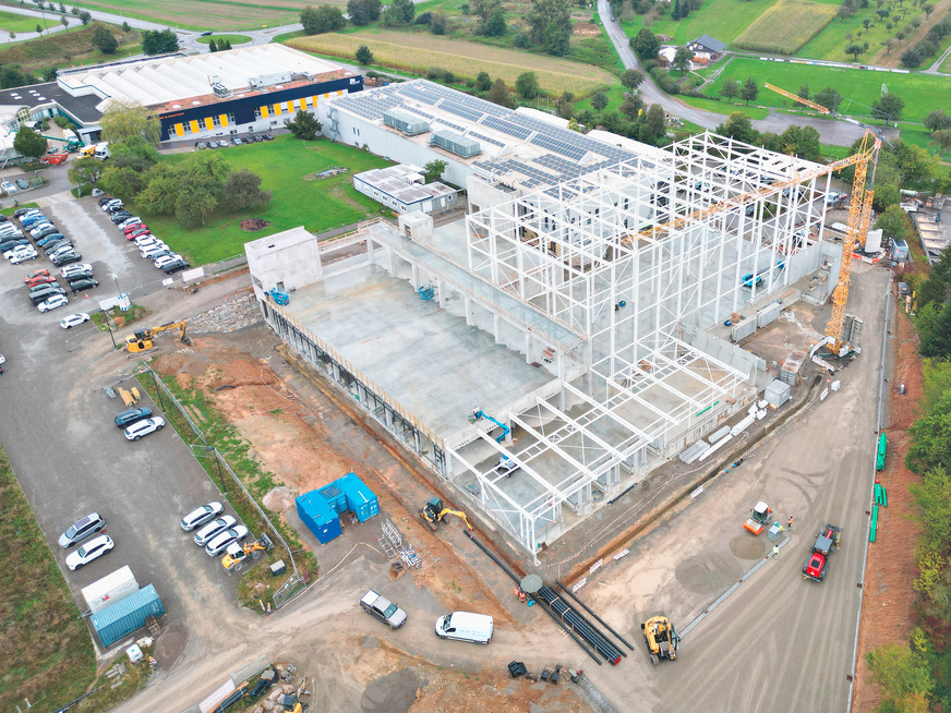 Standortausbau der Theben AG am Stammsitz Haigerloch. Zurzeit entsteht ein neues Logistikzentrum. In der Produktion wurden neue Maschinen angeschafft und die Fertigungskapazität erhöht.