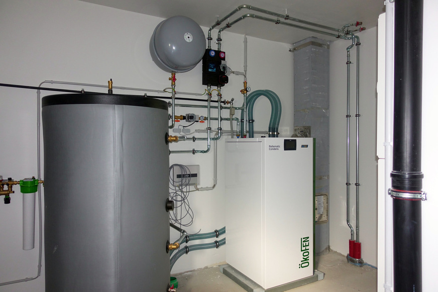 Bild 4 Holzpellet-Heizkessel Pellematic Condens von ÖkoFEN. Durch den Einsatz des Pufferspeichers wird die Anzahl der Brennerstarts verringert.