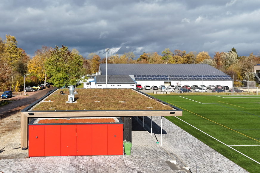 Bild 1 Sportanlage „Im Haberfeld“ in Donaueschingen mit dem Neubau des SSC-Vereinsheims mit Holzpelletheizung.