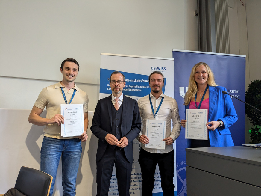 Ann-Catrin Uhr-Müller mit ihren Mit-Preisträgern Jonathan Ganz und Thomas Kellerer beim BayWISS-Jahreskolloquium an der KU Eichstätt-Ingolstadt. Verliehen wurde der Preis durch BayWISS-Vorsitzenden Prof. Dr. Kai Fischbach (zweiter von links).