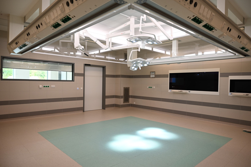 Bild 7 TAV-Decke über der OP-Schutzzone. Die Gebäudeautomation übernimmt die Regelung und Überwachung der anspruchsvollen Klimatisierung.