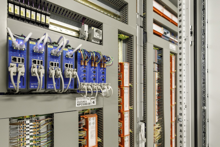 Bild 6 Die Agnosys-BSK-Module und BSK-Buscontroller kommunizieren über ein spezielles Ringbussystem, das per BACnet/IP an das Gebäudeautomationssystem angebunden ist.