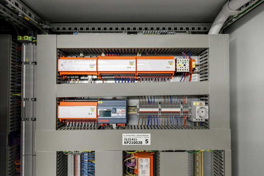 Bild 5 Schaltschrank mit Ein- und Ausgabemodulen: Im Kinderzentrum Bethel wurden rund 150 Ein- und Ausgabemodule installiert. Sie nehmen in den DDC4000e analoge bzw. binäre Signale auf und steuern wiederum analoge bzw. binäre Regelungsvorgänge an.