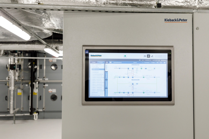 Bild 4 Eine von drei Technikzentralen, hier im Bereich Lüftung. Über den 22″-Panel-PC kann das technische Personal den technischen Gebäudebetrieb überwachen.