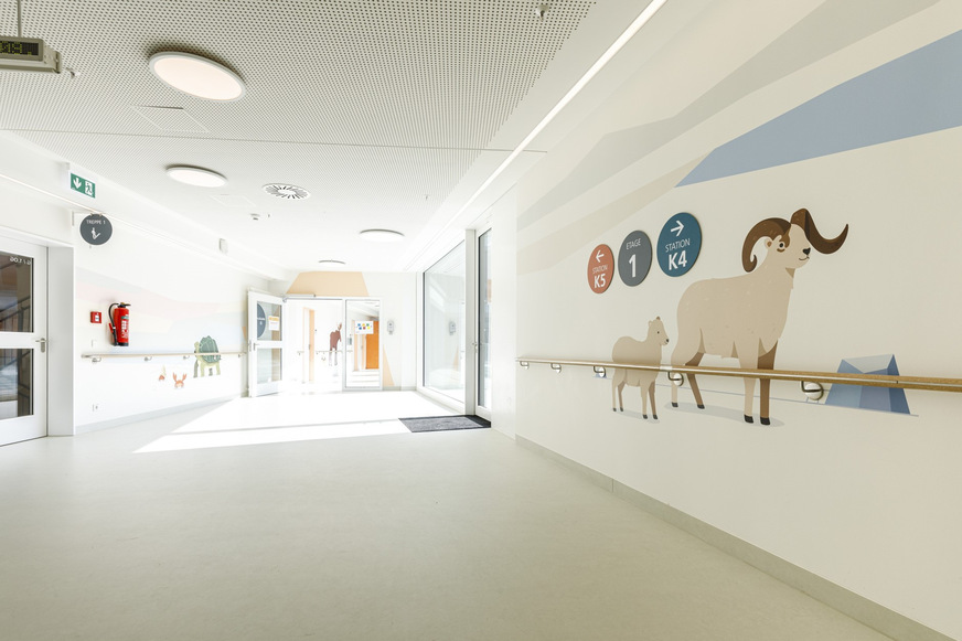 Bild 3 Die tierischen Klinik-Wegweiser bieten Groß und Klein Orientierung und helfen den kleinen Patienten, Ängste zu überwinden.