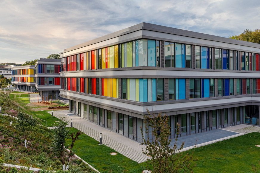 Bild 1 Das Kinderzentrum Bethel in Bielefeld setzt auf eine kindgerechte und angstreduzierende Außen- und Innenarchitektur.