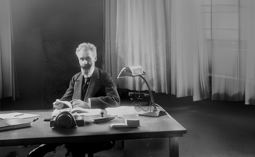 Der Erfinder des Sicherungsautomaten Hugo Stotz an seinem Schreibtisch.