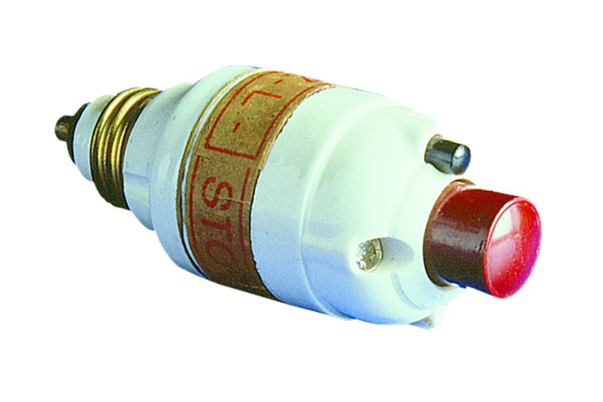 Der erste Sicherungsautomat, damals noch in der klassischen „Stöpselform“ mit rotem Druckknopf.