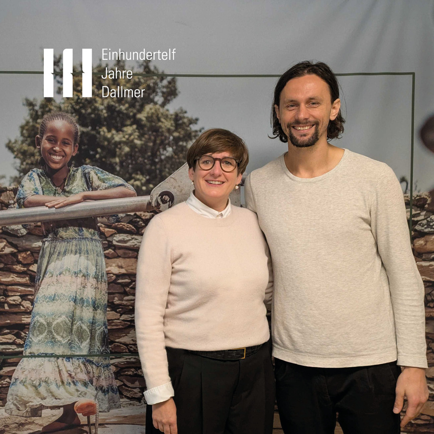 Geschäftsführerin Yvonne Dallmer mit Ex-Fußballer Neven Subotic bei der Spendenübergabe in Dortmund.