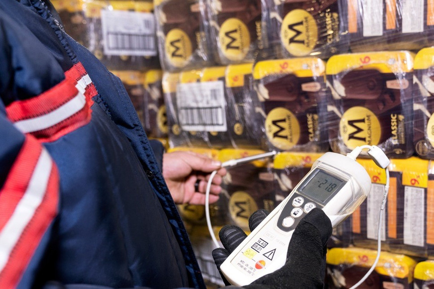 Temperatur-Messung an Speiseeis im Unilever-Tiefkühllager in Heppenheim.