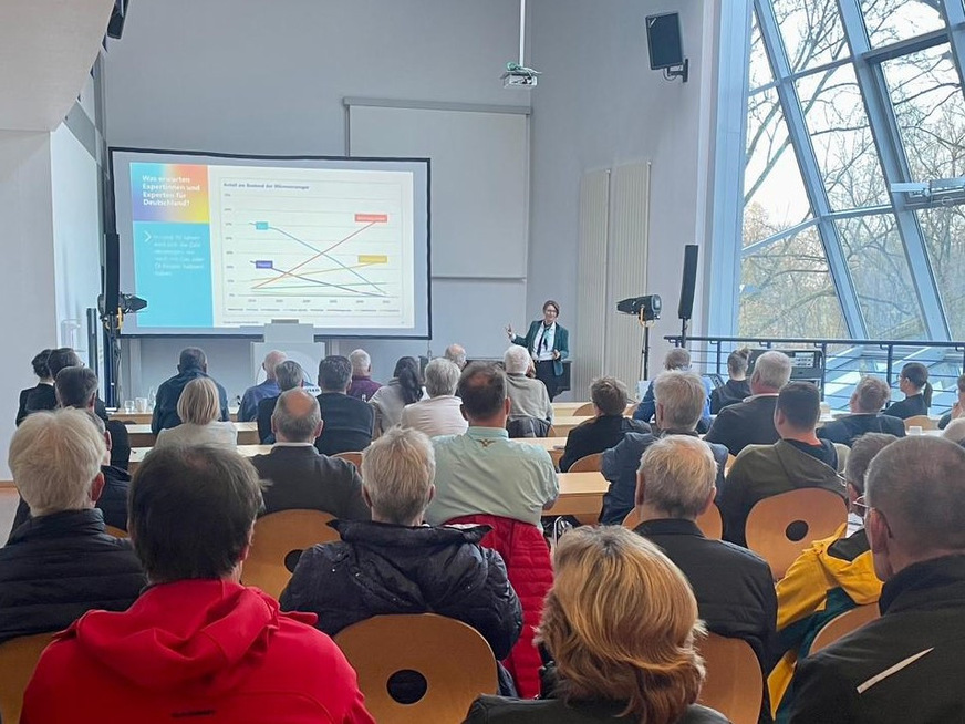 Die gefährlichste Person im Raum steht dabei auf der Bühne. Wer sein Publikum verunsichert, löst Attentismus aus: „Bevor ich etwas falsch mache, mache ich lieber nichts!“