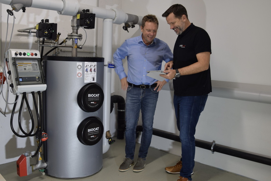 Bild 1 Heinz Kyek mit Michael Moock, Außendienstmitarbeiter bei Watercryst, an einer Biocat-Anlage in einem Seniorenwohnheim mit 60 Wohneinheiten in Wiesloch. Projektentwickler ist die WHB Wieslocher Handwerker Baugesellschaft mbH. Die 2023 in Betrieb genommene Kalkschutzanlage Biocat KS 14000 ist für die Verminderung von Kalkablagerungen in Trinkwasser-Installationen für bis zu 114 Wohneinheiten bzw. maximal 8750 m3/a ausgelegt.