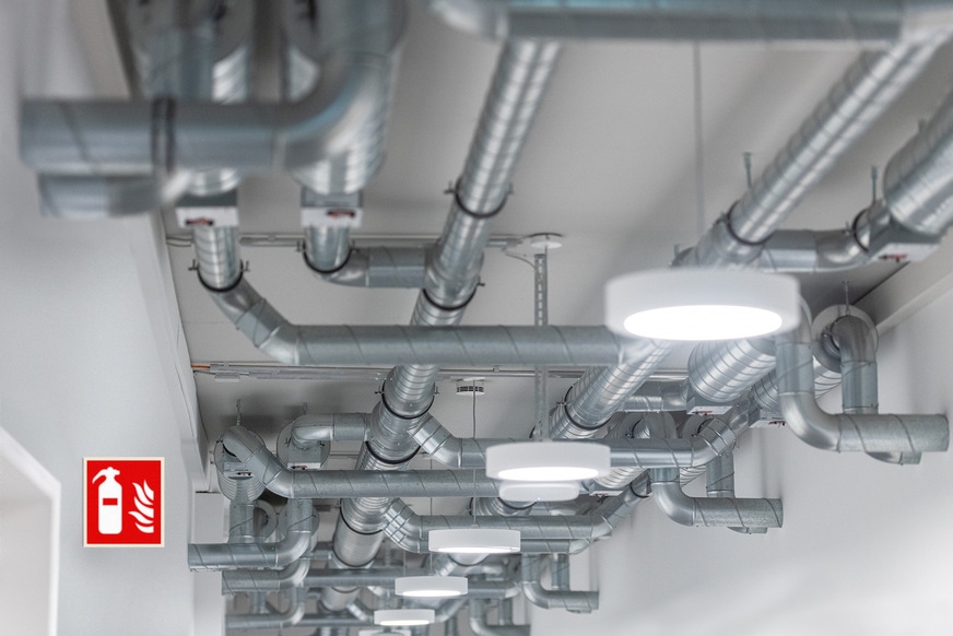 Bild 4 Komplexe Installation mit Lüftungsleitungen, Sicherheits- und Allgemeinbeleuchtung sowie weiteren technischen Anlagen. Eine präzise Positionierung der Brandmelder ist entscheidend, um Rauch und Wärme frühzeitig zu erkennen – ein umfassender Check der Anlage gewährleistet die nötige Sicherheit.