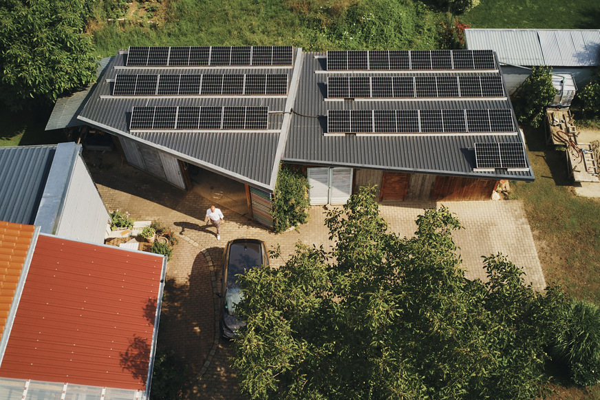 Bild 1 Eigentümer einer Photovoltaik-Anlage und eines bidirektionalen Lade-Set-ups können Berechnungen zufolge durch die Maximierung des Solarstrom-Eigenverbrauchs, das gezielte Nutzen dynamischer Stromtarife und die Bereitstellung von Flexibilität ihre Energiekosten erheblich senken.