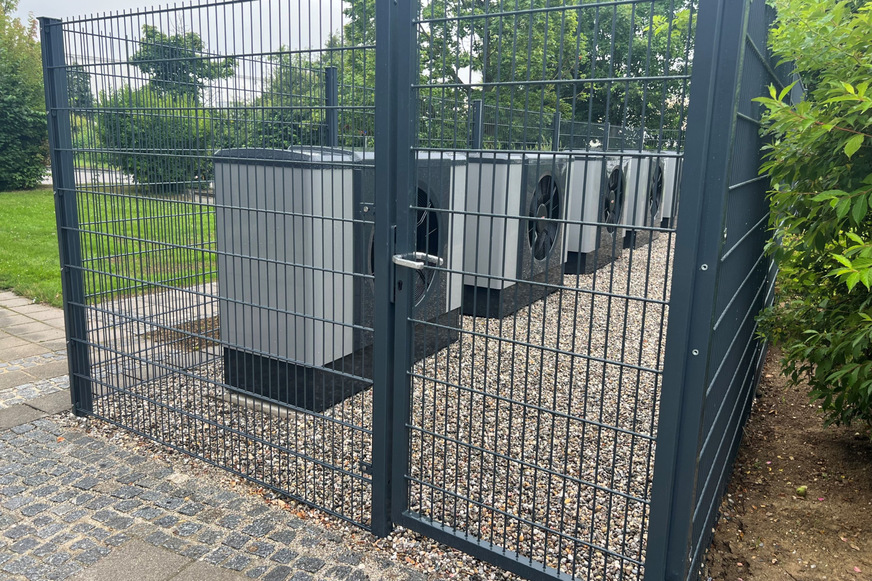 Bild 4 Die Wärmepumpen-Kaskade stellt eine Heizleistung von 75 kW (bei − 13 C°) und eine Kühlleistung von 50 kW zur Verfügung.