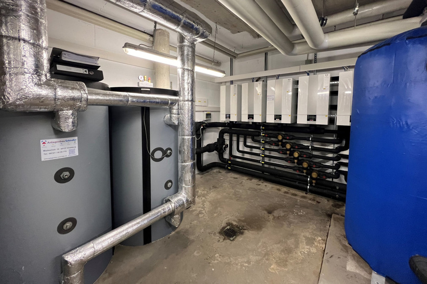 Bild 3 Die Pufferspeicher für Warm- und Kaltwasser optimieren den Betrieb des gesamten Systems und entkoppeln Wärmeerzeugung vom Wärmeverbrauch.