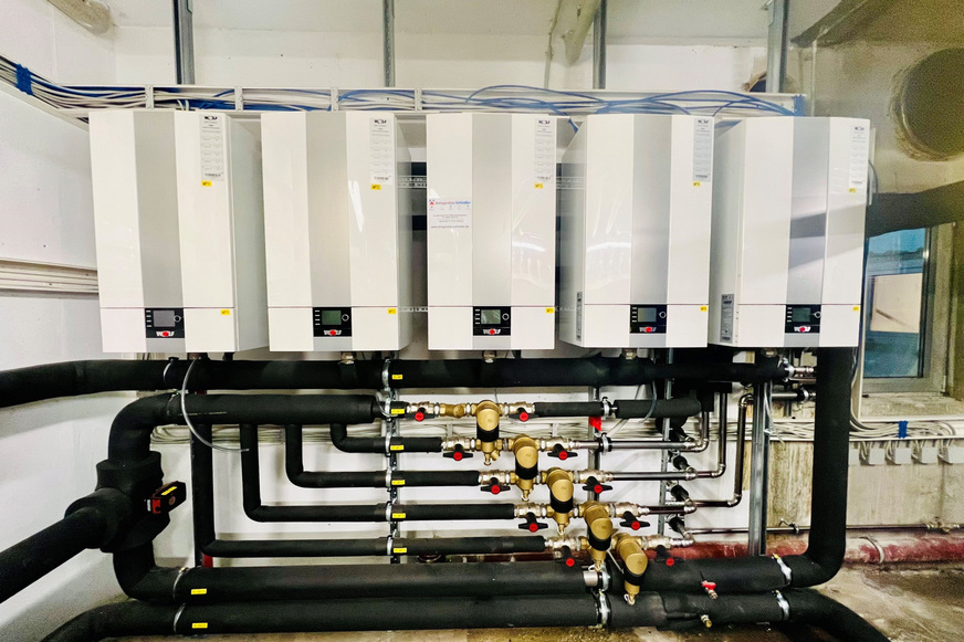 Bild 2 Fünf parallel geschaltete Wärmepumpen werden monoenergetisch bivalent zum Heizen und Kühlen betrieben.