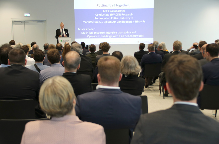 Das Art of Compression Kolloquium fand zuletzt 2023 statt. Thema war „Our Responsibilities – Sustainability, Energy and Ressource Efficiency“. Hier zu sehen Dr. Reinhard Rademacher, University of Maryland, mit Denkanstößen zu künftigen Chancen und Herausforderungen im Bereich Wärmepumpen.