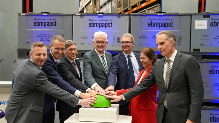 v.l.n.r.: Philipp Handschuh (Director HighSpeed), Tomas Smetana (CTO), Klaus Geißdörfer (CEO), Winfried Kretschmann (Ministerpräsident BW), Ralf Sturm (Gesellschafter ebm-papst), Chloe McCracken (Gesellschafterin ebm-papst) und Jan Philippiak (Gesellschafter ebm-papst) eröffnen das HighSpeed-Technikum von ebm-papst.