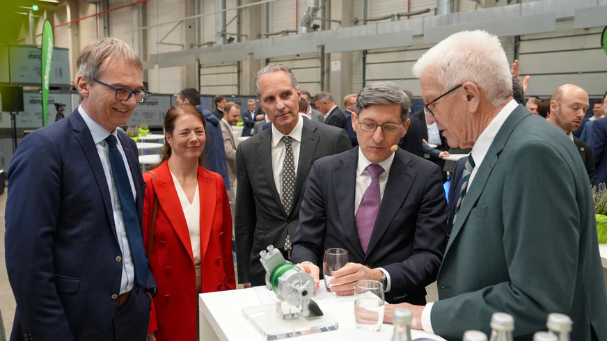 v.l.n.r.: Ralf Sturm, Chloe McCracken, Jan Philippiak, Klaus Geißdörfer und Winfried Kretschmann begutachten den neuen ölfreien Turboverdichter von ebm-papst