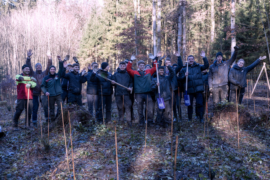 Gemeinsam nachhaltig anpacken: 13 Auszubildende von Kessel halfen mit Engagement und Spaß beim Wiederaufforstungsprojekt in der Nähe des Firmensitzes. &nbsp;&nbsp;