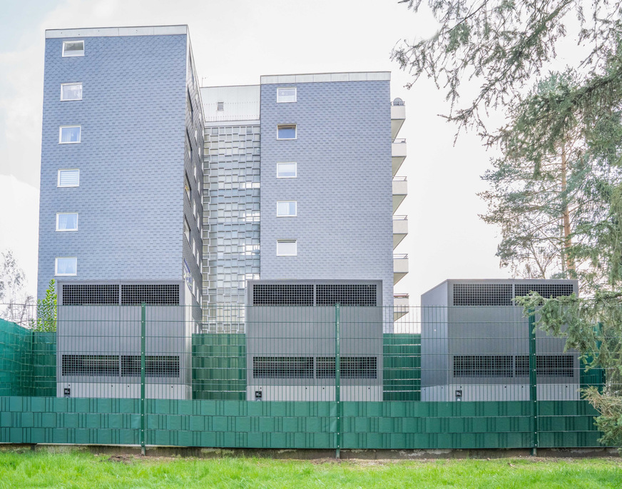 Luft/Wasser-Wärmepumpen-Kaskade für ein Hochhaus aus den 1960er-Jahren.