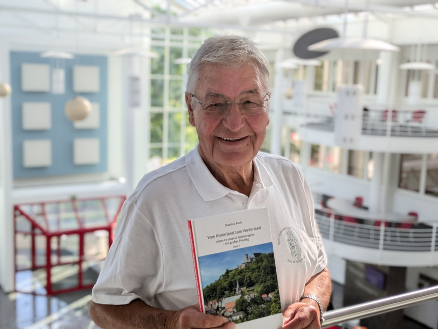 Bis zuletzt hatte Manfred Roth an seinen Büchern gearbeitet. In den vergangenen Monaten hatte er sich einer Buchreihe gewidmet, die die Geschichte des Hinterlands und des Unternehmertums in der Region widmet: Zwei der Bände „Vom Hinterland zum Vorderland“ sind bereits erschienen.
