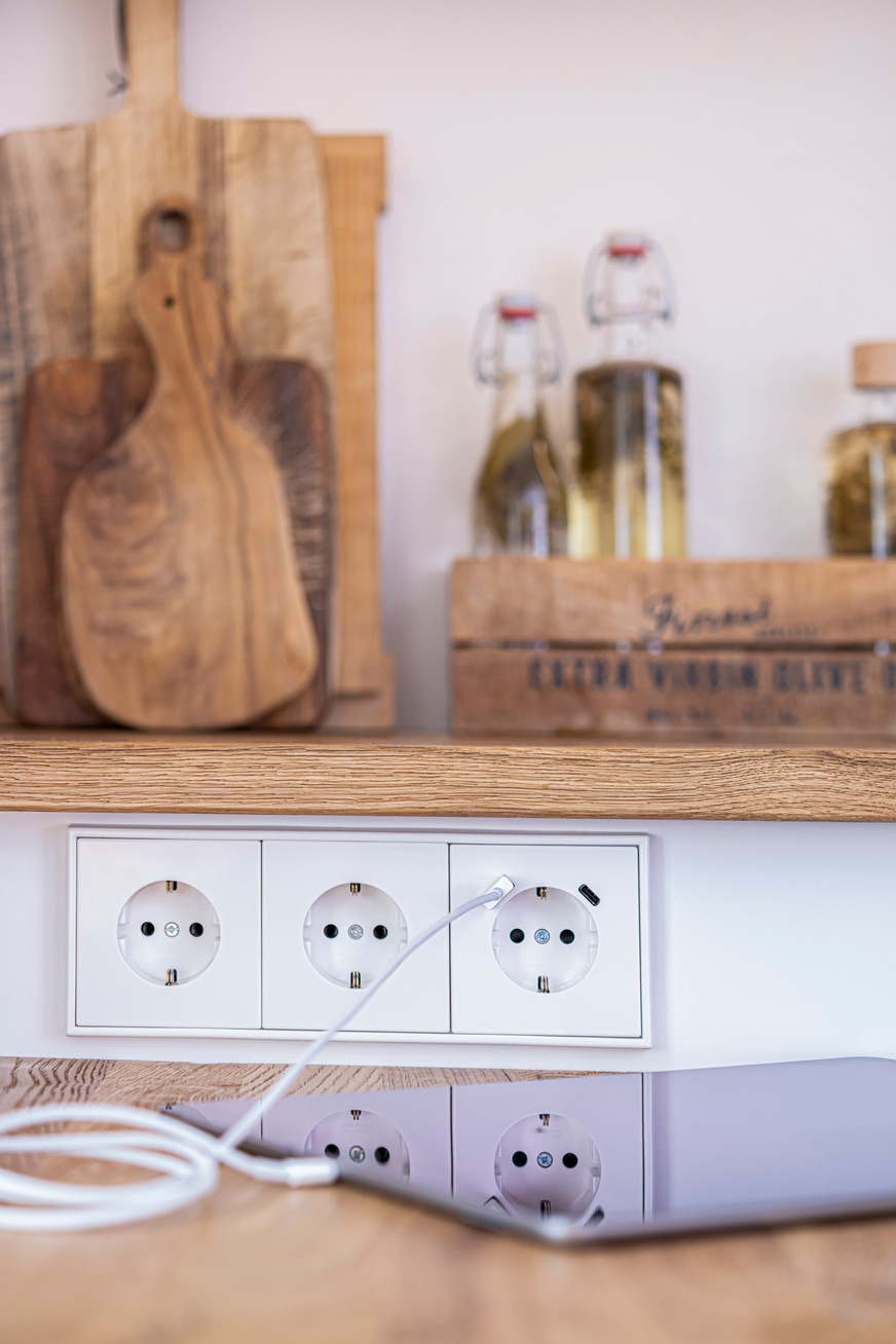 Steckdosenleiste in der Küche mit USB-A- und USB-C-Anschlüssen.