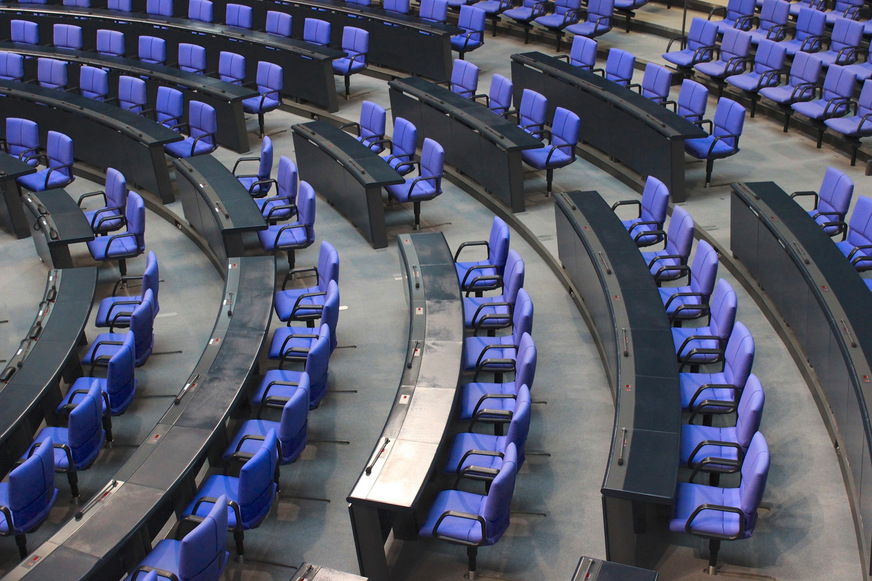 Bild 3 Damit der Bundestag nicht immer größer wird, wurde das Wahlrecht geändert und die „Zweitstimmendeckung“ eingeführt. Die Zahl der Abgeordneten wurde gesetzlich auf 630 beschränkt.