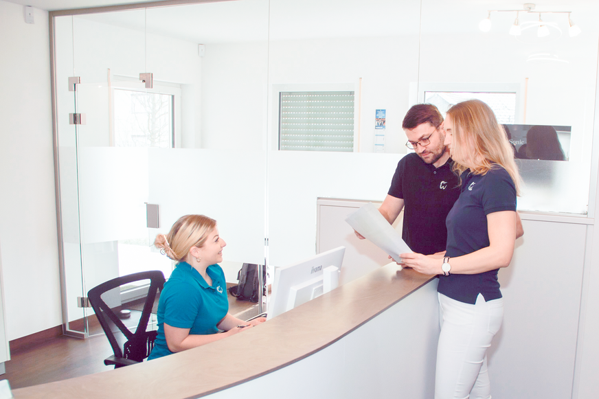 Bild 2 Infrarot-Mikrowellen-Bewegungsmelder (links oben) im Empfangsbereich.