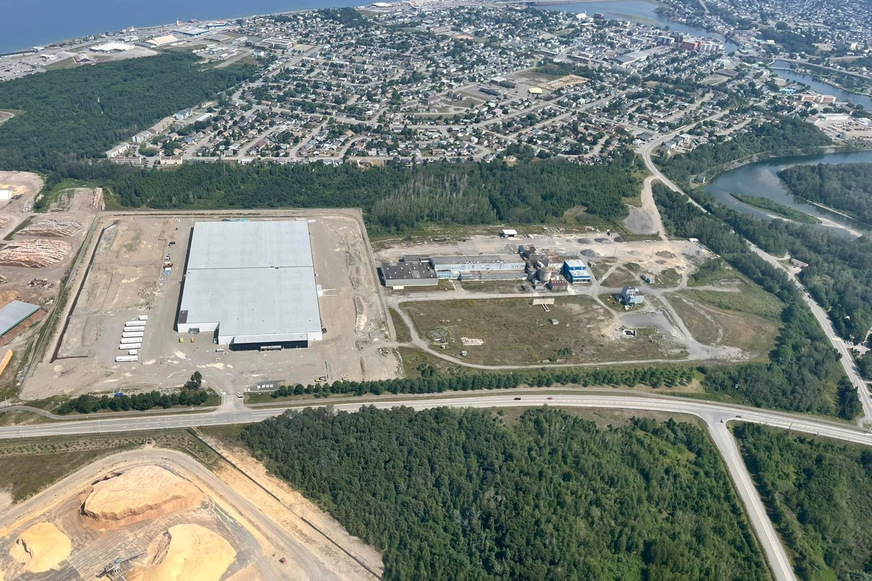 Die Lage des neuen Werks direkt am Sankt-Lorenz-Strom erleichtert die Logistik sowie den Warentransport und spart jährlich bis zu 1500 Tonnen CO2 ein.