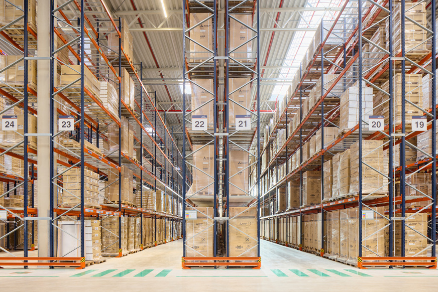 Der neue Logistikstandort ermöglicht es Mitsubishi Electric sein Klima- und Lüftungsprogramm sowie seine Wärmepumpen nachhaltig und sicher zu lagern.