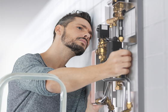 Mit der Wohnungsstation Regudis W-HTE GT bietet Oventrop eine&nbsp;Lösung für den GEG-konformen Austausch alter Gasthermen.