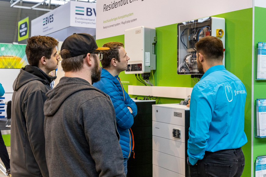 Fachlicher Austausch auf der Volta-X 2025: Ausstellerinnen und Aussteller präsentieren neueste Technologien und Lösungen zur Energiewende und diskutieren mit Branchenexpertinnen und -experten über aktuelle Entwicklungen.