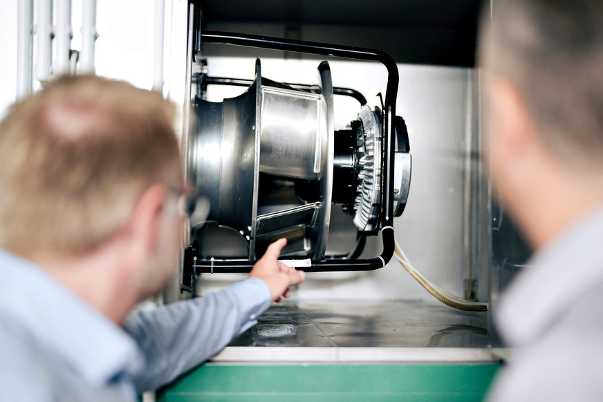 Bild 5 Die RadiFit- und RadiPac-Ventilatoren mit EC-Motoren haben bei gleicher Luftleistung einen deutlich geringeren Energiebedarf, lassen sich darüber hinaus bedarfsgerecht regeln und konnten durch ihre Plug-and-play-Fähigkeit die ausgebauten Ventilatoren schnell und einfach ersetzen.
